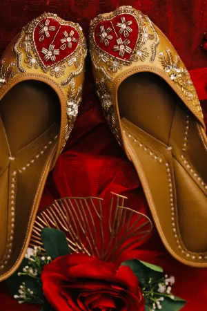 Lalari - Golden Jutti Set